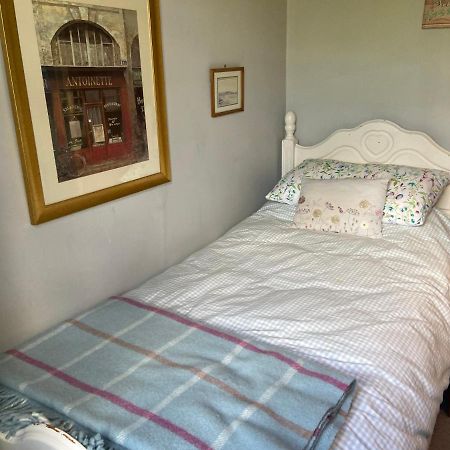 Comfy Cosy Little Room Tv Fridge Microwave Upton  Экстерьер фото