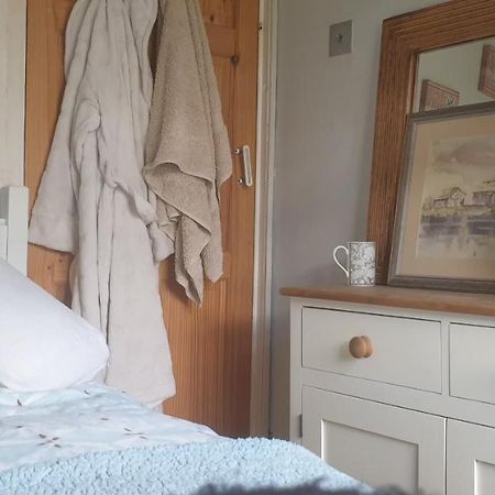 Comfy Cosy Little Room Tv Fridge Microwave Upton  Экстерьер фото