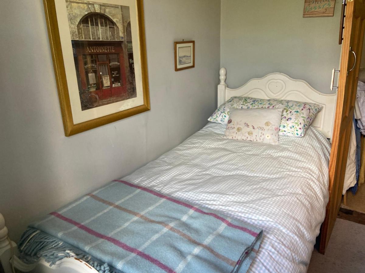Comfy Cosy Little Room Tv Fridge Microwave Upton  Экстерьер фото