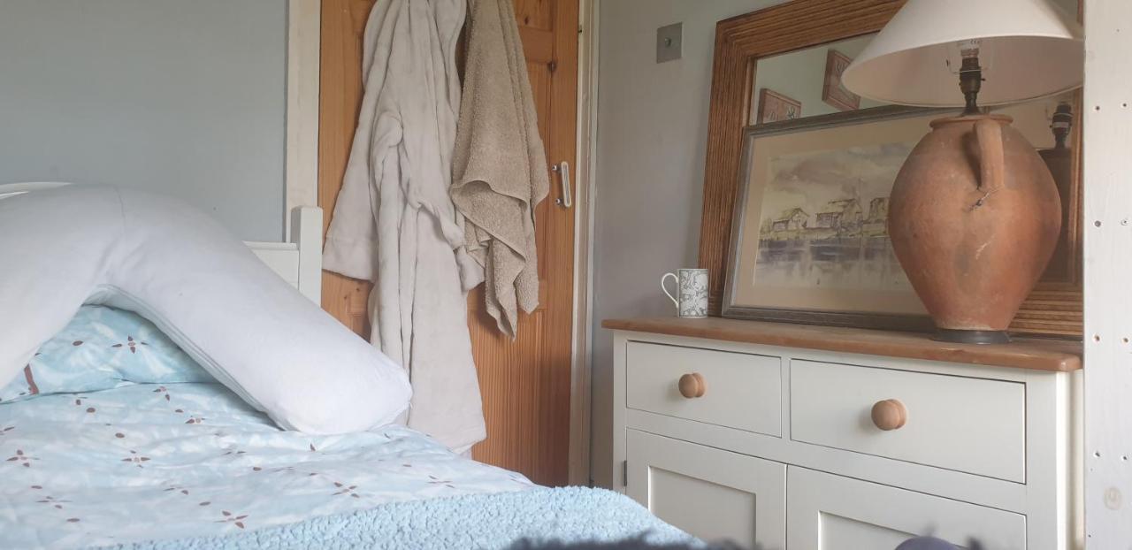 Comfy Cosy Little Room Tv Fridge Microwave Upton  Экстерьер фото