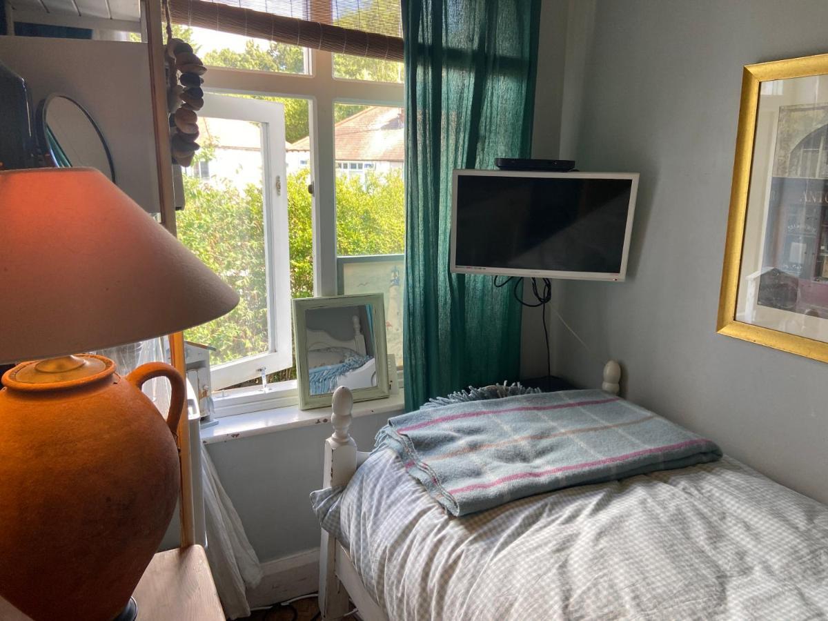 Comfy Cosy Little Room Tv Fridge Microwave Upton  Экстерьер фото